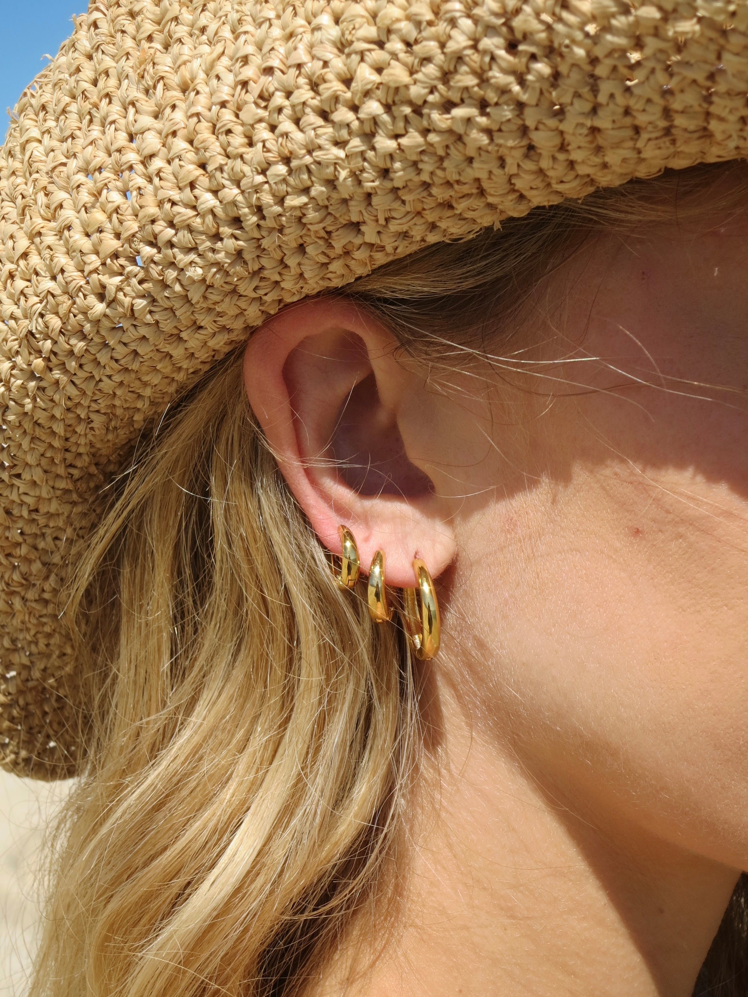 Island Glow Medium Hoops - 18k Gold