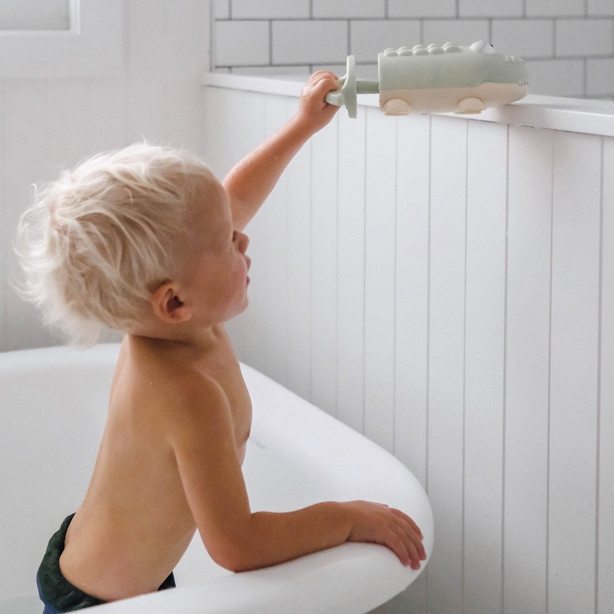 Water Squirter - Crocodile Pastel Green